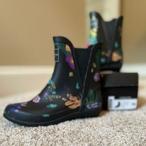 Super Cute London Fog Picadilly Flowered Rain Boots - Size 7 - NEW IN BOX